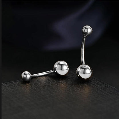 Basic Bauchnabelpiercing aus medizinischem Titan, geeignet für Intimpiercings und Bauchnabel. auf schwarzem Hintergrund. Aus der Royal Essentials Kollektion