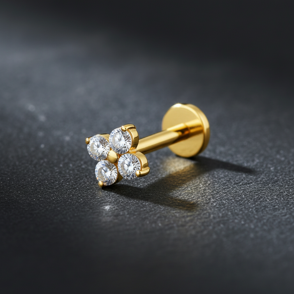 Gold Labret-Stecker auf dunklem Hintergrund