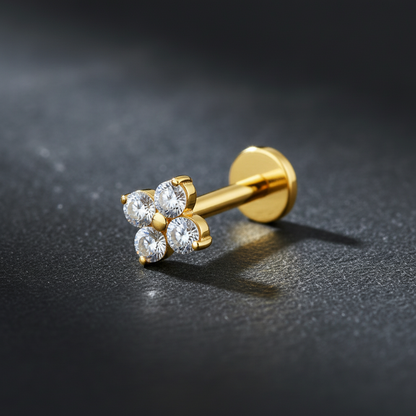 Gold Labret-Stecker auf dunklem Hintergrund